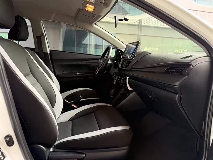 Фото 6 - Toyota Yaris L Hatchback