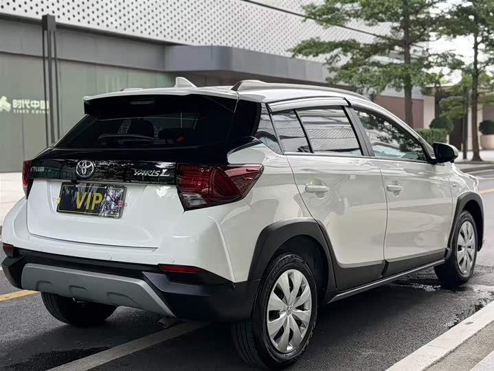 Фото 8 - Toyota Yaris L Hatchback