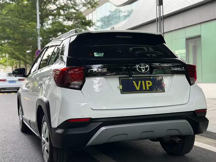 Фото 9 - Toyota Yaris L Hatchback