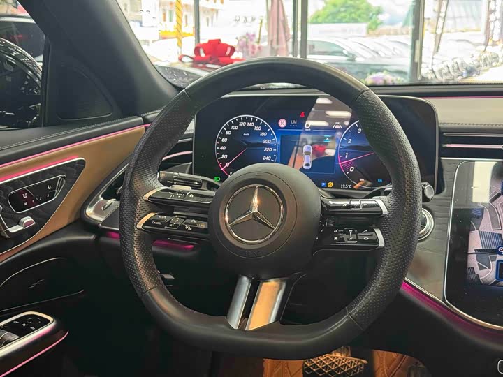Фото 5 - Mercedes-Benz E-Class