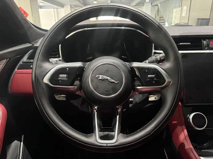 Фото 8 - Jaguar F-Pace