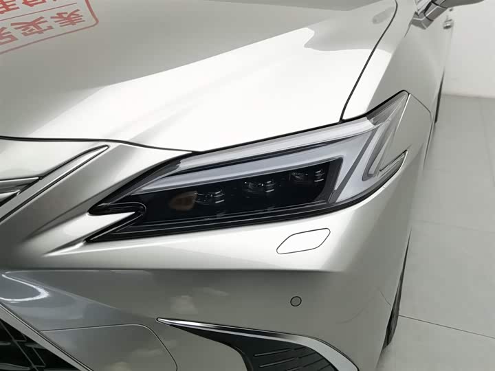 Фото 7 - Lexus ES