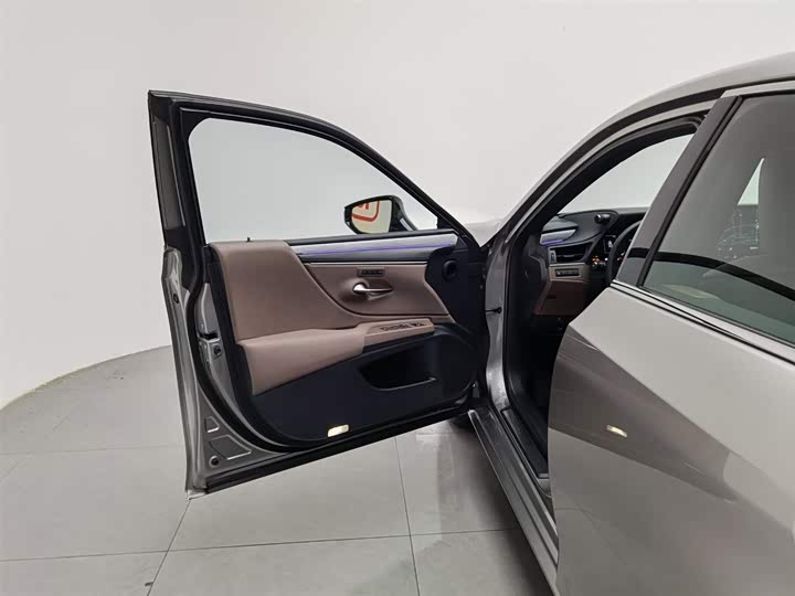 Фото 8 - Lexus ES