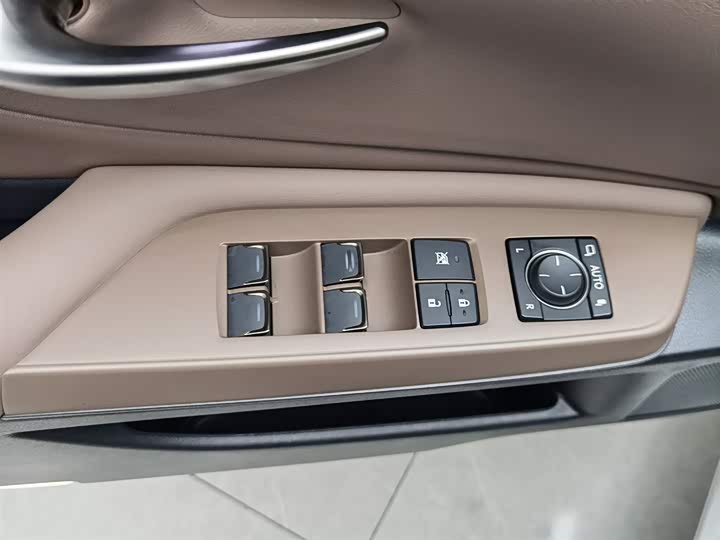 Фото 9 - Lexus ES