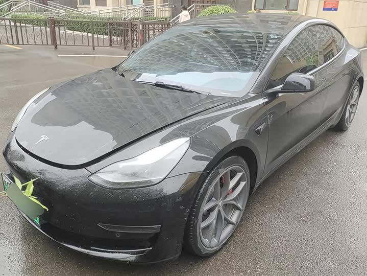 Фото 1 - Tesla Model 3