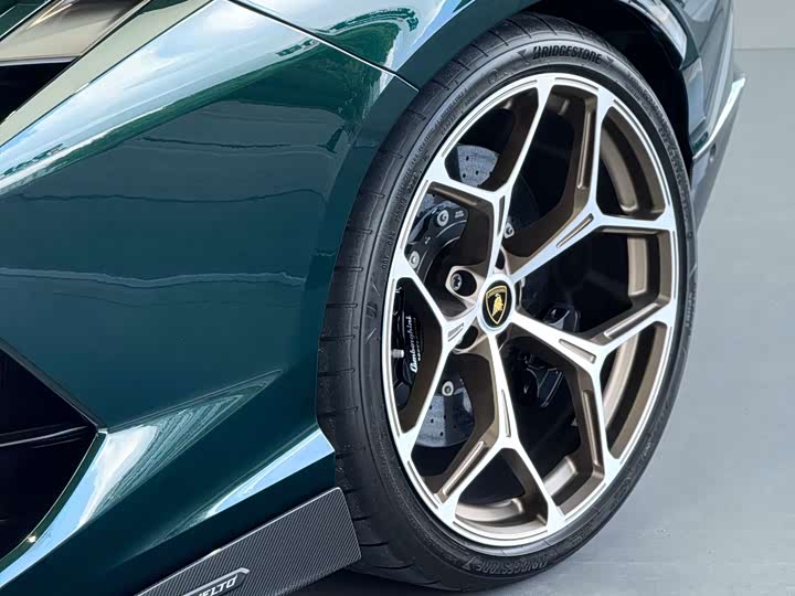 2023 Lamborghini Revuelto