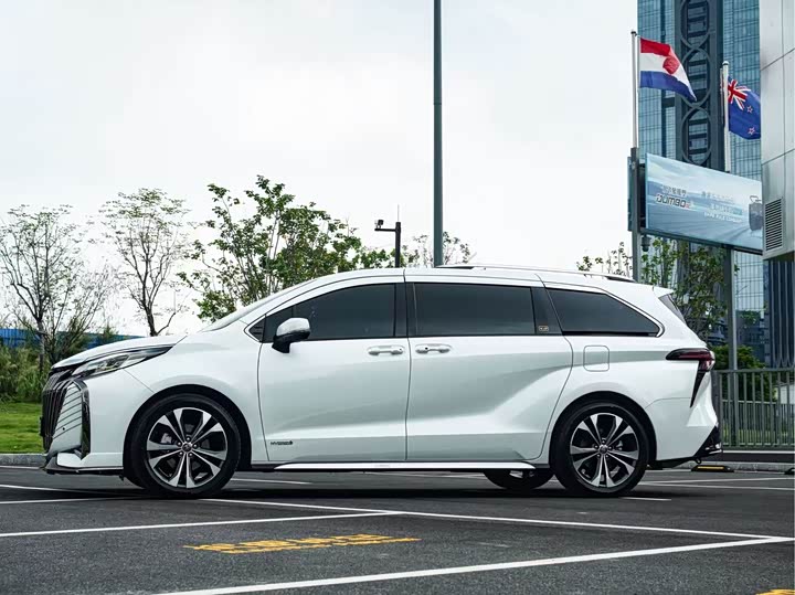 Фото 3 - Toyota Granvia
