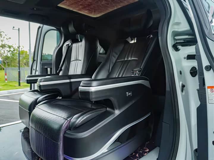 Фото 8 - Toyota Granvia