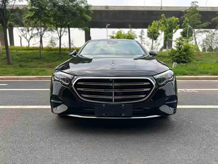 صورة 2 - Mercedes-Benz E-Class
