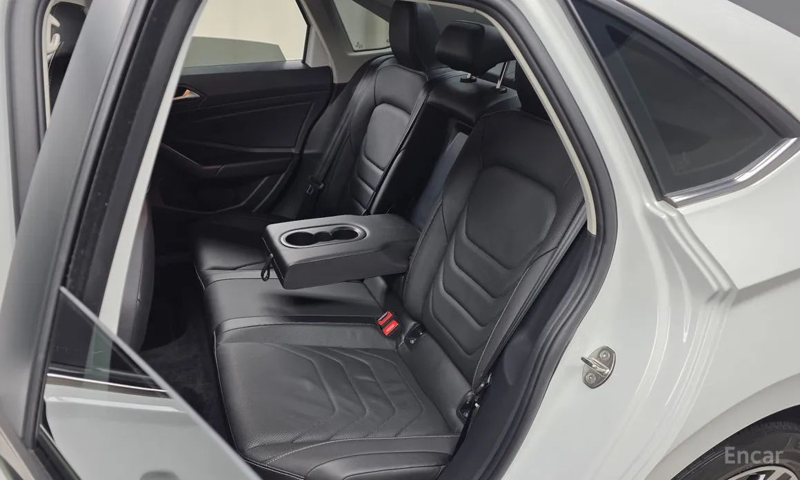 Photo 12 - Volkswagen Jetta