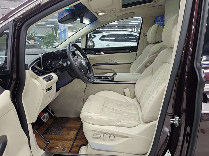 Photo 5 - Buick GL8 ES