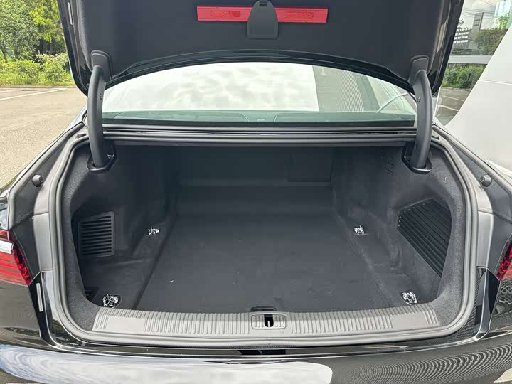 Фото 7 - Audi A8