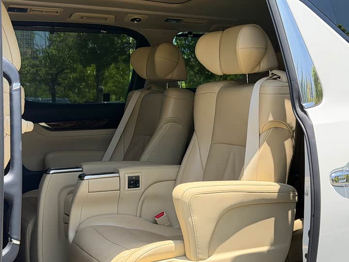 Фото 9 - Toyota Alphard