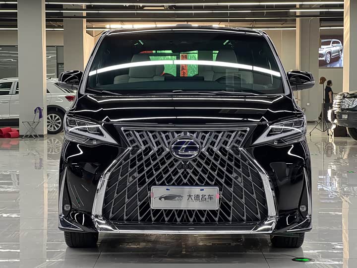 Фото 2 - Lexus LM