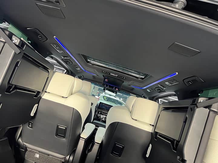 Фото 9 - Lexus LM