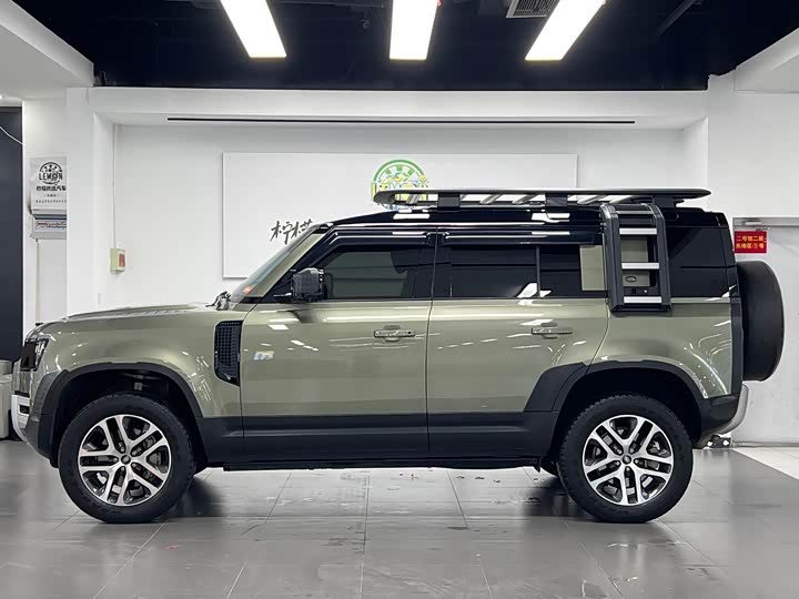Photo 5 - Land Rover Defender