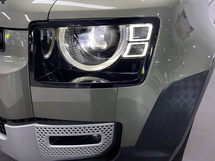 Photo 8 - Land Rover Defender