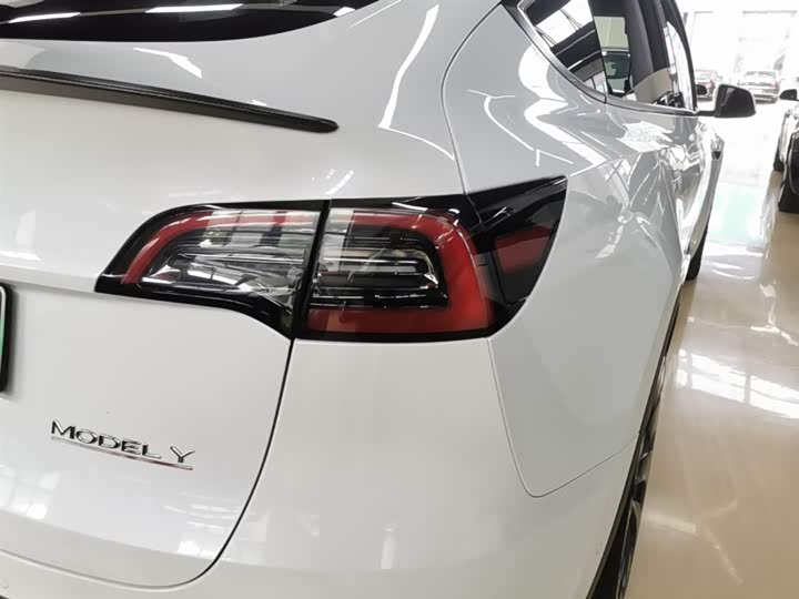 Zdjęcie 8 - Tesla Model Y