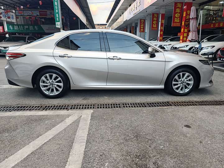 Фото 4 - Toyota Camry