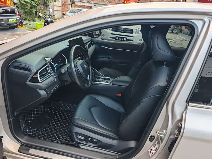 Фото 8 - Toyota Camry
