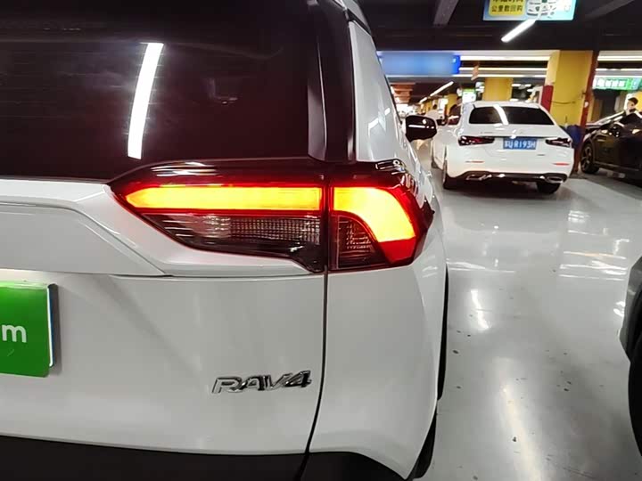 Фото 8 - Toyota RAV4