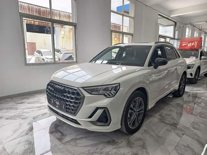 Photo 2 - Audi Q3
