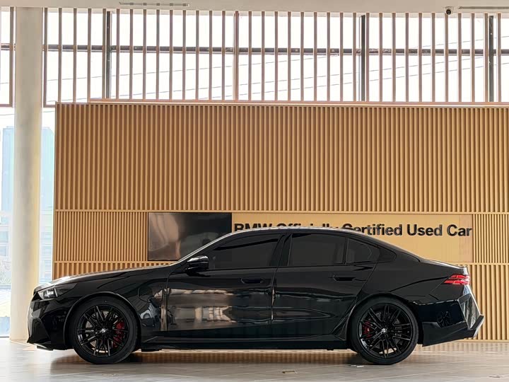 2025 BMW M5 Hybrid