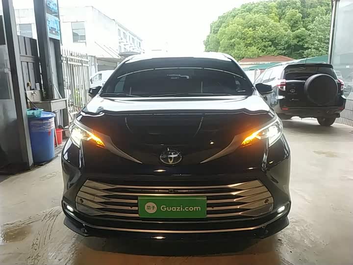 Photo 3 - Toyota Sienna