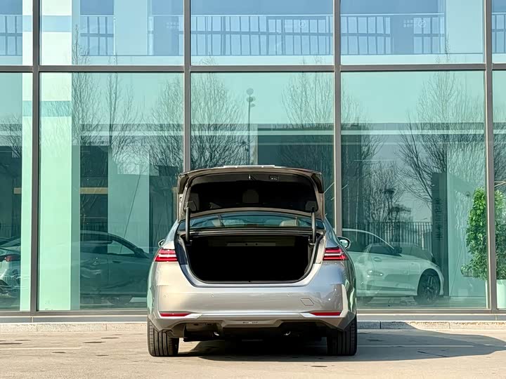 Фото 4 - BMW i5