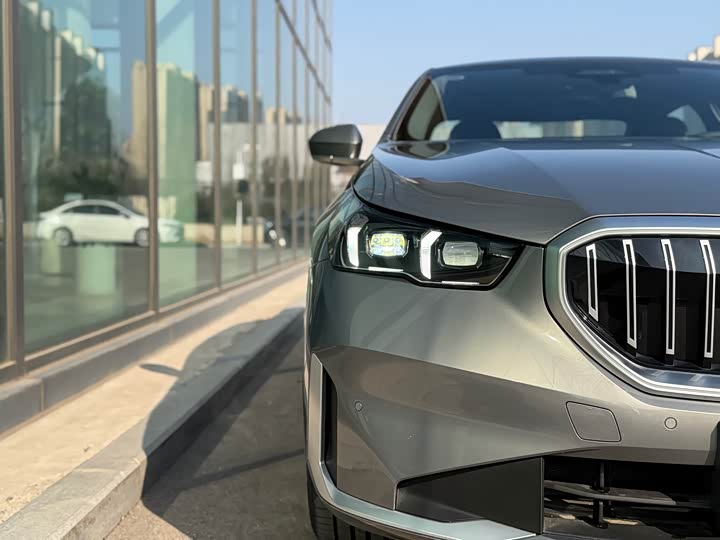 Фото 8 - BMW i5