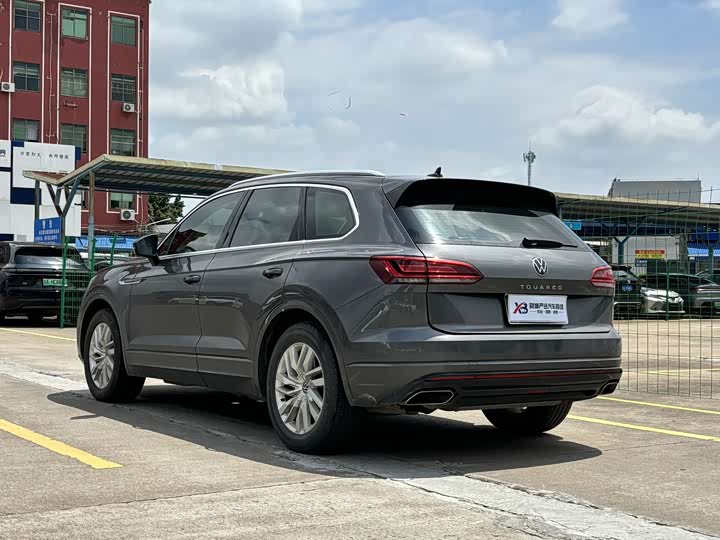 Фото 2 - Volkswagen Touareg