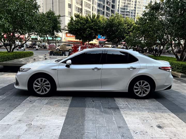 Фото 4 - Toyota Camry