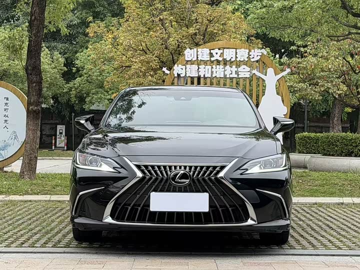 Фото 2 - Lexus ES