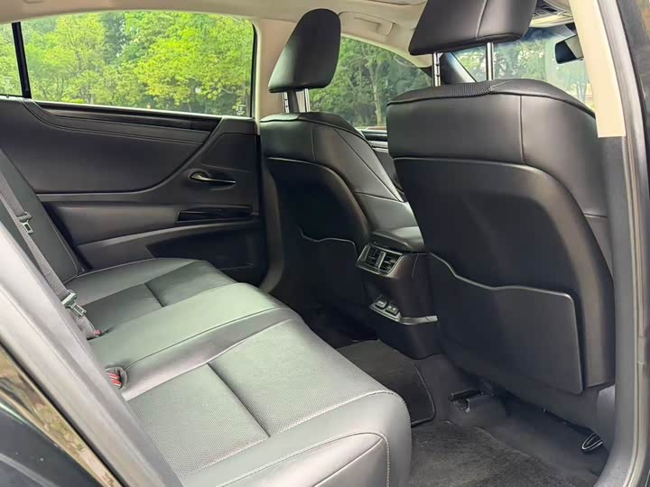Фото 6 - Lexus ES
