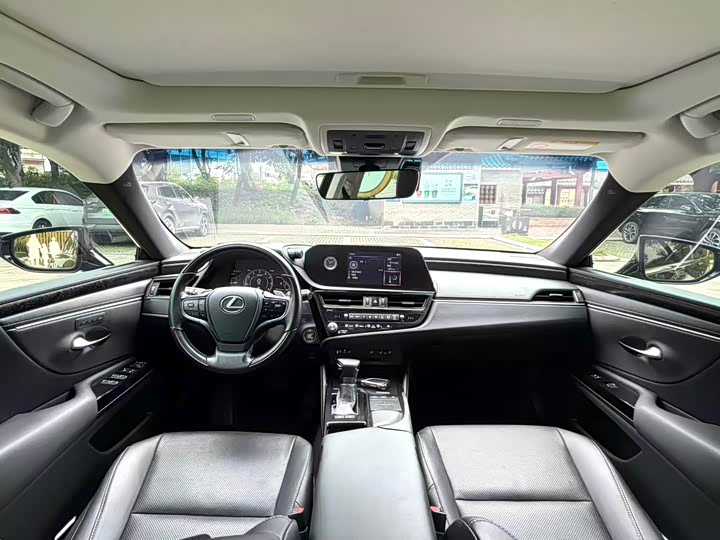 Фото 7 - Lexus ES