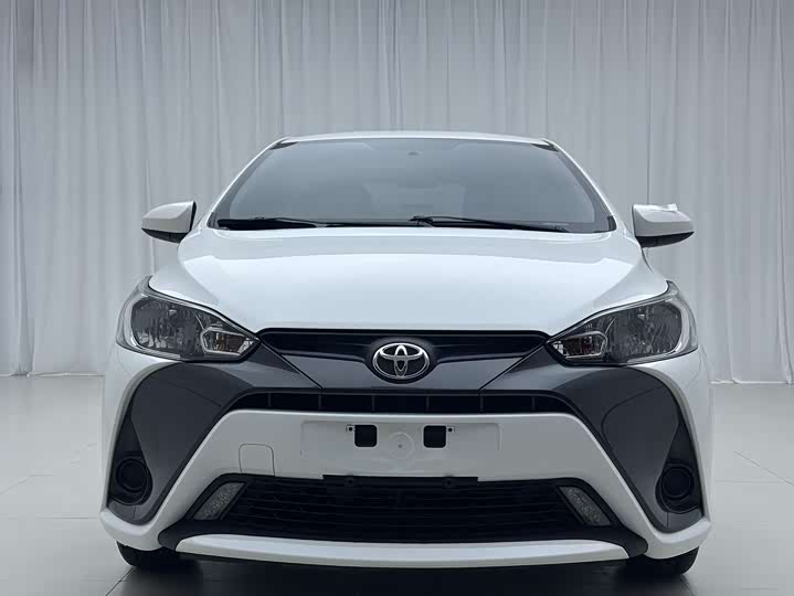 Фото 2 - Toyota Yaris L Hatchback