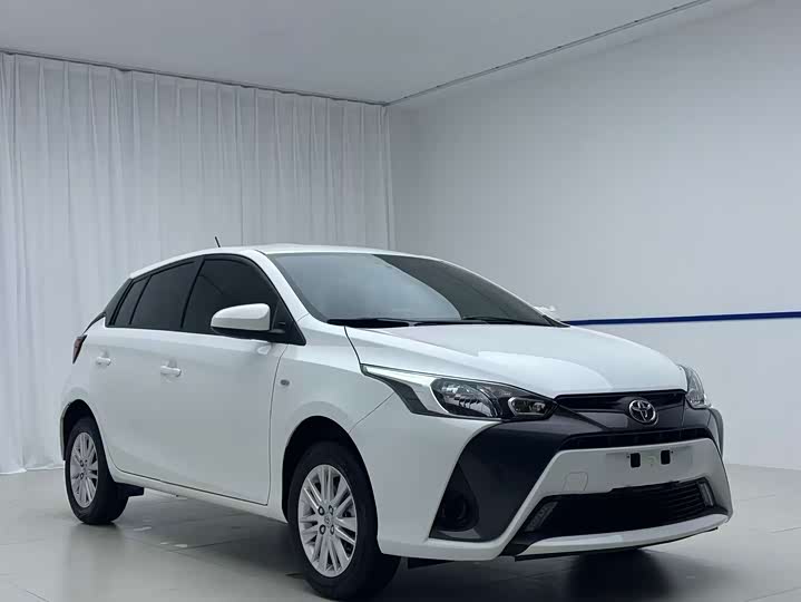 Фото 3 - Toyota Yaris L Hatchback