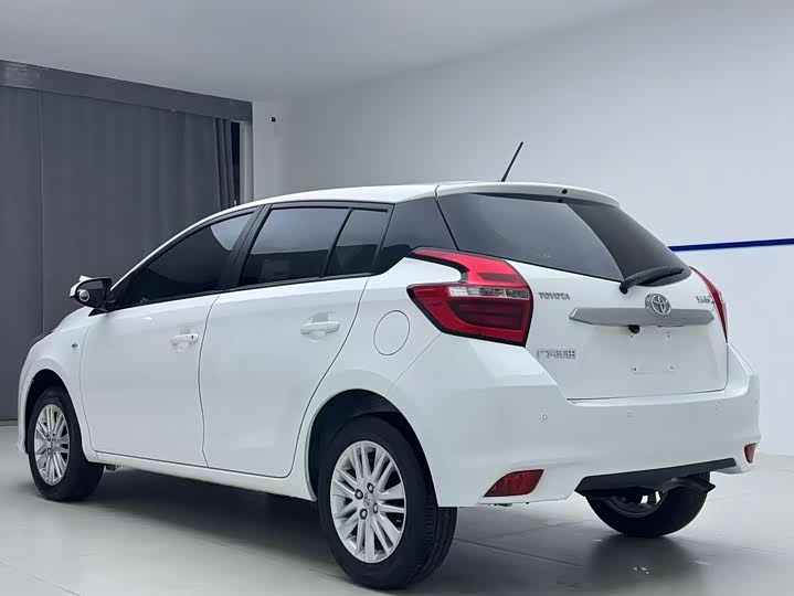 Фото 4 - Toyota Yaris L Hatchback