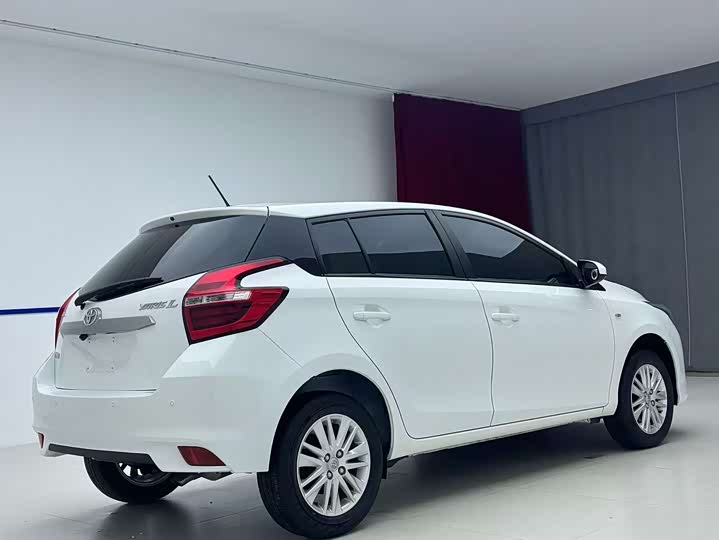 Фото 6 - Toyota Yaris L Hatchback