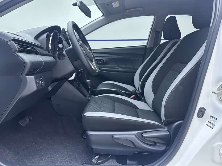 Фото 7 - Toyota Yaris L Hatchback
