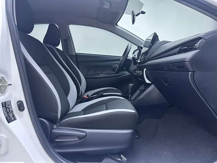 Фото 8 - Toyota Yaris L Hatchback