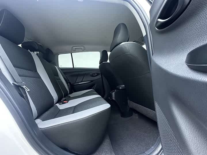 Фото 9 - Toyota Yaris L Hatchback