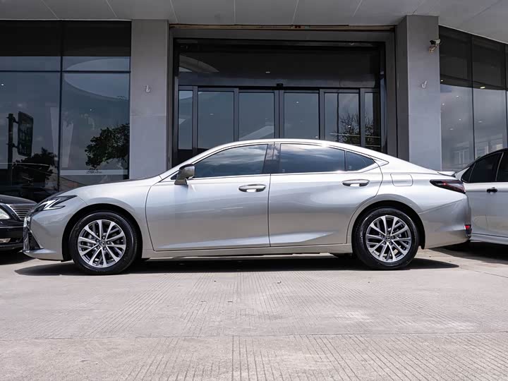 2025 Lexus ES