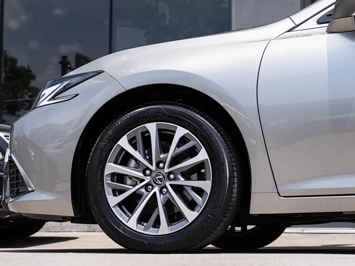 Фото 8 - Lexus ES