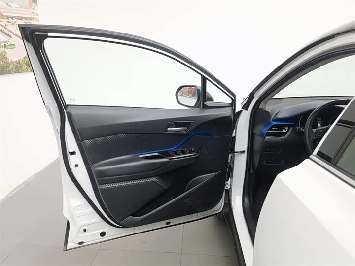 Фото 8 - Toyota C-HR