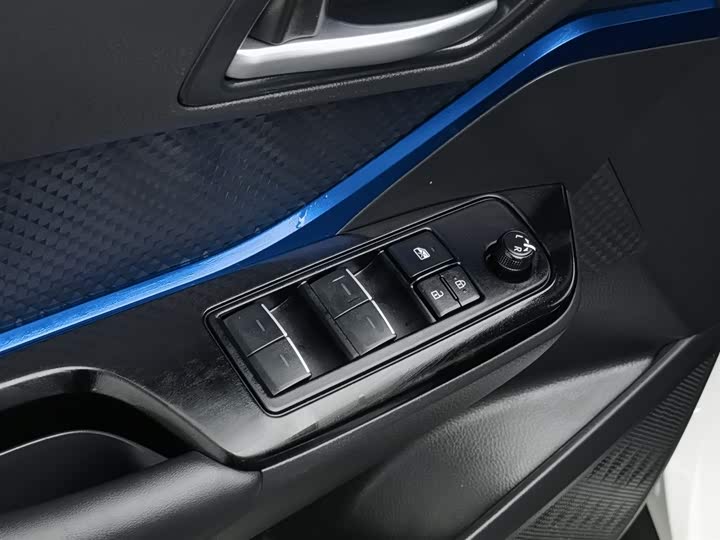Фото 9 - Toyota C-HR