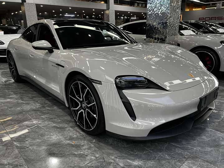 Photo 3 - Porsche Taycan
