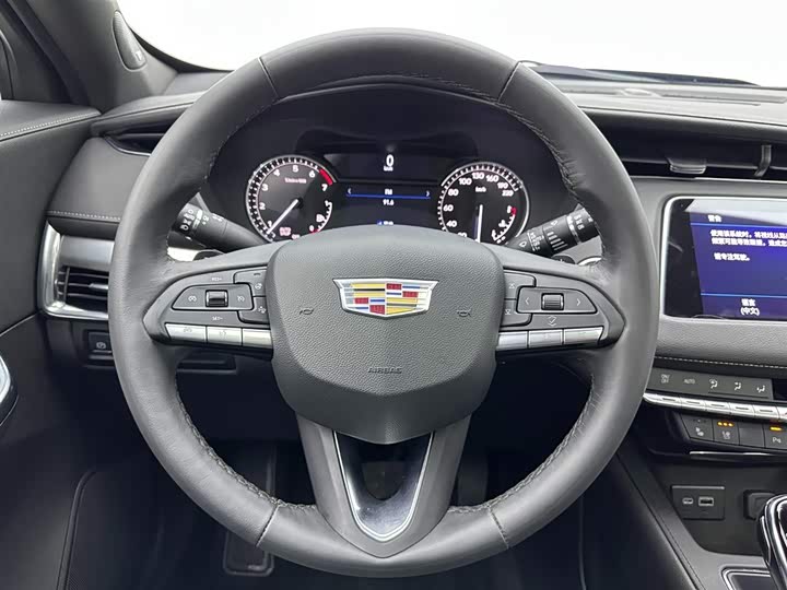 Фото 9 - Cadillac XT4