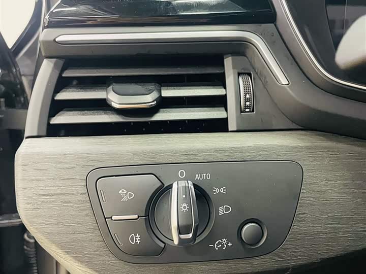 Фото 2 - Audi A4L
