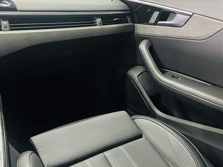 Фото 5 - Audi A4L